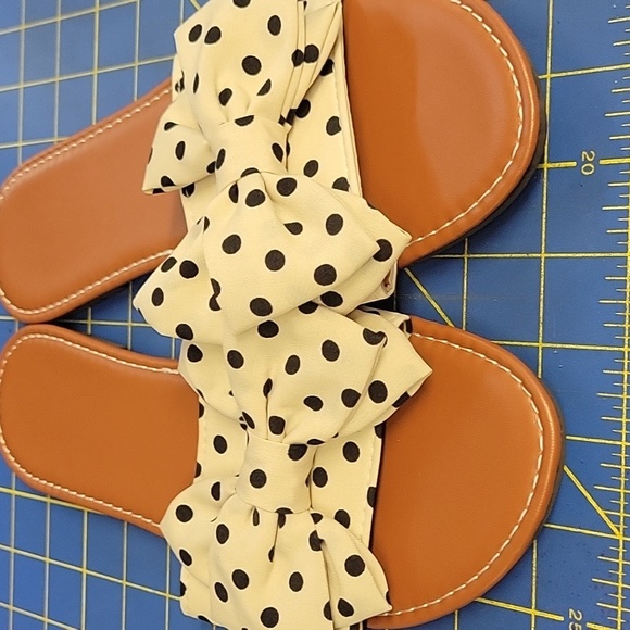 Polka Dot Bow Sandals Size 9 (41) Cream Bow w Black Polka Dot Flat - Picture 1 of 7